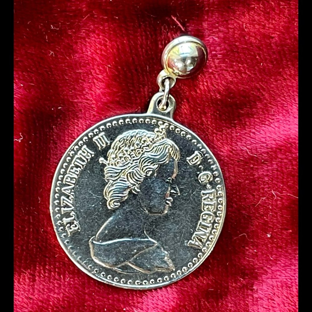 ⭐️HP⭐️VTG▪️Queen Elizabeth II D.G. Regina Commemorative Pierced Coin Earrings - Picture 3 of 6